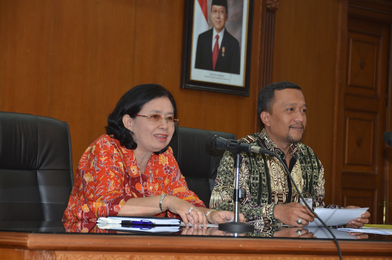 Kasubag Jabatan Fungsional Biro SDM (Kris Dianto) dan Kepala Sekretariat Perwakilan (Hardinah) membuka acara.