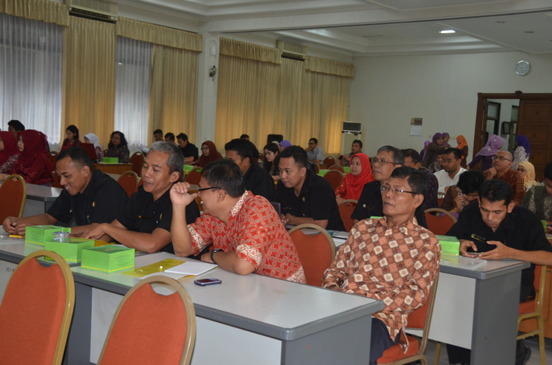 Para peserta mendengarkan dengan seksama pemaparan materi oleh pembicara