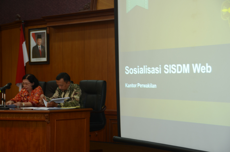 Kasubag Jabatan Fungsional Biro SDM (Kris Dianto) dan Kepala Sekretariat Perwakilan (Hardinah) membuka acara.