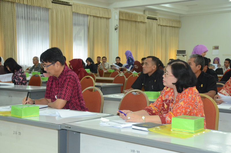 Para peserta mendengarkan dengan seksama pemaparan materi oleh pembicara.