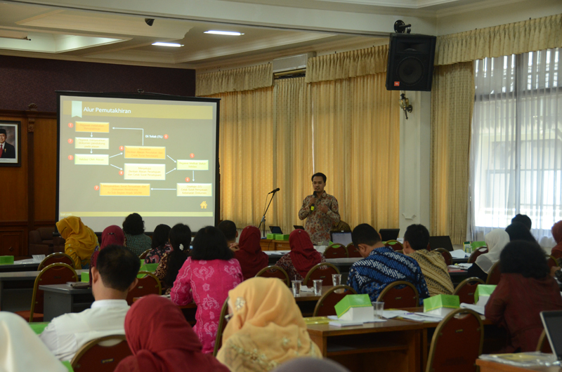 Pembicara membawakan materi sosialisasi aplikasi SISDM, cuti, absensi, PP No 46 Tahun 2011 serta LHKPN.