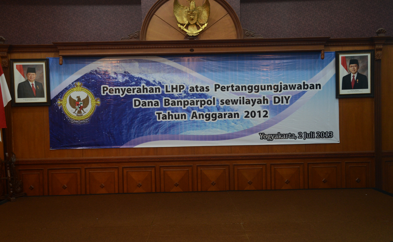 Penyerahan LHP atas Pertanggungjawaban Dana Banparpol sewilayah DIY TA 2012