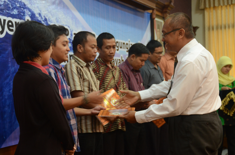 Penyerahan LHP oleh Kepala Perwakilan, Sunarto.
