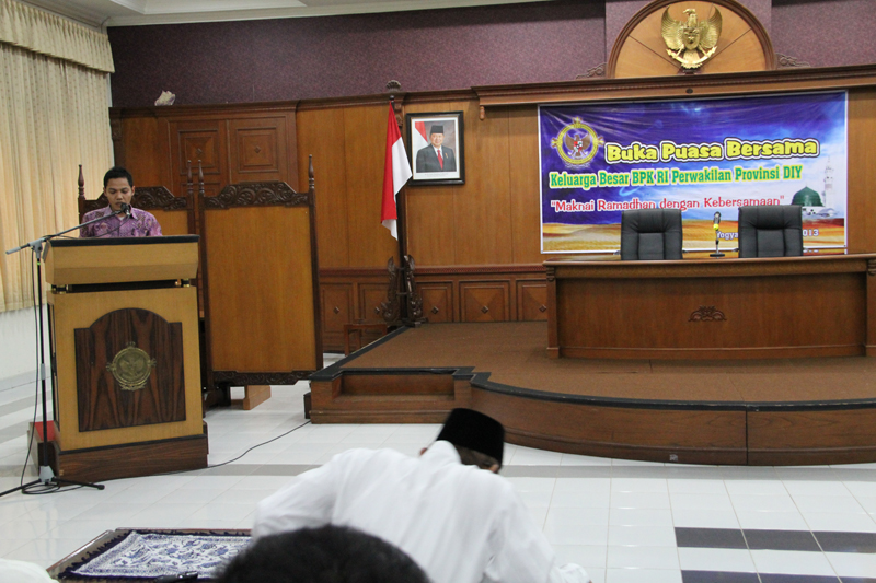 Sebelum acara buka puasa dilakukan pembacaan ayat-ayat suci Al Quran