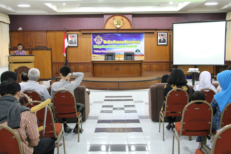 Sebelum acara buka puasa dilakukan pembacaan ayat-ayat suci Al Quran