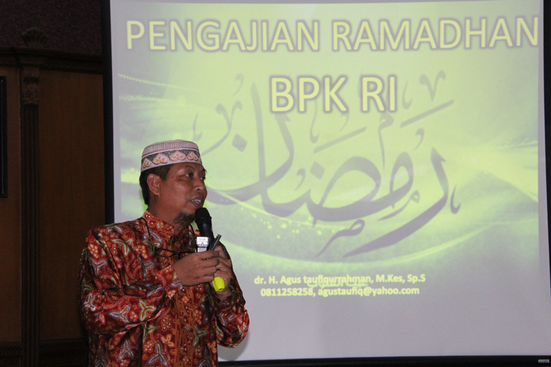 Dalam tausiyahnya, Ustadz dr. H. Agus Taufiqurrahman, M.Kes, Sp.S menyampaikan pentingnya ilmu dalam segala hal khususnya dalam ibadah dan hakikat puasa dalam kesehatan.