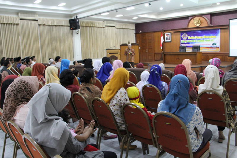 Para Pegawai mendengarkan tausiyah Ustadz dr. H. Agus Taufiqurrahman, M.Kes, Sp.S yang juga merupakan tenaga medis di RS PKU Muhammadiyah Yogyakarta dan Tenaga Pengajar di Fakultas Kedokteran Universitas Islam Indonesia