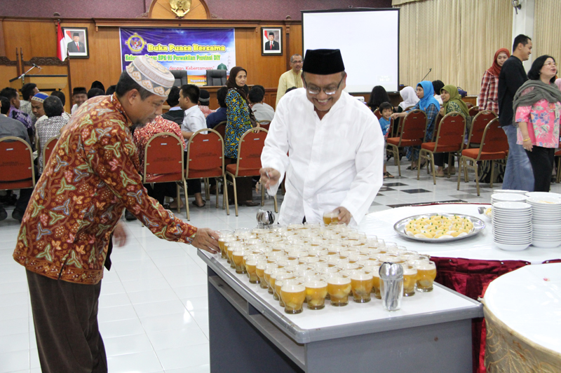 Para Pegawai BPK RI Perwakilan Provinsi DIY menyantap ta'jil yang dihidangkan