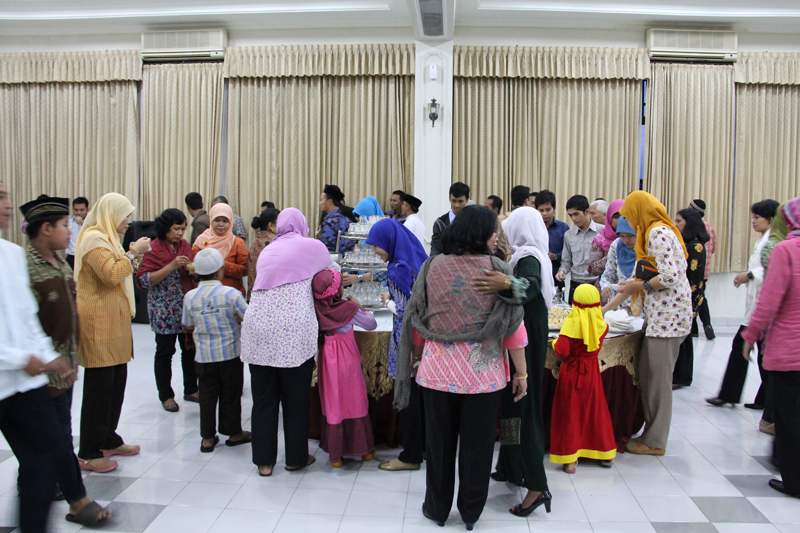 Para Pegawai BPK RI Perwakilan Provinsi DIY berbuka dengan hidangan yang ada.